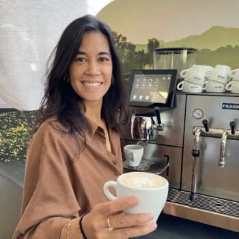 Barista Serena met Cappuccino | KoffiePartners